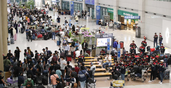 지난 22일 오전 인천국제공항이 입국자들로 북적이고 있다.(사진=연합뉴스)