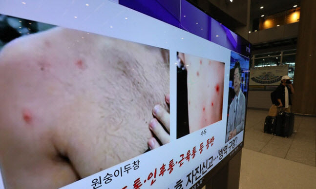 지난 23일 인천공항 제1터미널 입국장 TV에 원숭이두창 관련 뉴스가 나오고 있다.(사진=뉴스1)