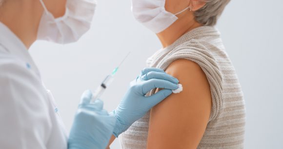 백신으로 목숨을 구한 사람의 79%는 코로나19 위중증에 대한 백신의 직접적인 보호의 덕을 본 것으로 분석됐다. [사진=게티이미지뱅크]