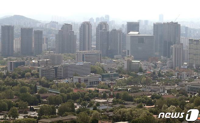 서울 남산에서 바라본 용산 일대의 모습. © News1 구윤성 기자