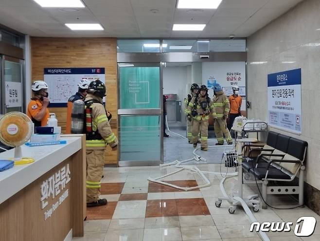 24일 오후 9시45분 부산대병원 1층 응급실 입구에서 60대 남성의 방화 소동이 벌어져 소방대원이 출동했다.(부산소방재난본부 제공)© 뉴스1