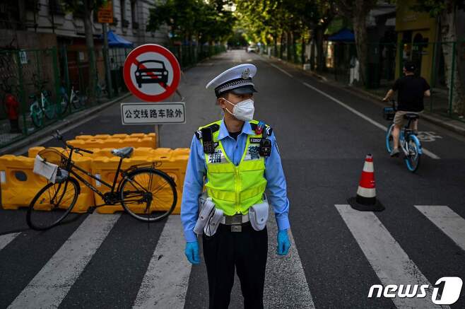 8일(현지시간) 코로나19 발병으로 재봉쇄된 중국 상하이 통제 지역 주변 도로에서 경찰이 경비를 하고 있다. © AFP=뉴스1 © News1 우동명 기자