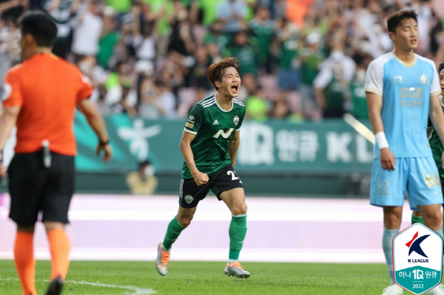 김진수(가운데)가 25일 대구전에서 동점골을 넣고 환호하고 있다. 제공 | 한국프로축구연맹