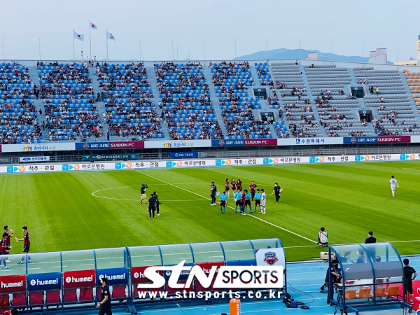 경기 전 시축 행사를 진행한 예능 프로그램 '골 때리는 그녀들' FC불나방팀. 사진|최병진 기자