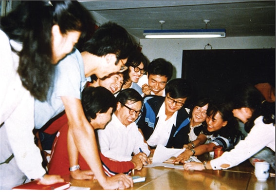 <1987년 베이징에서 학생들과 대화를 나누며 웃고 있는 팡리즈 교수. 사진/AIP Emilio Segre Visual Archives/Ge Ge>