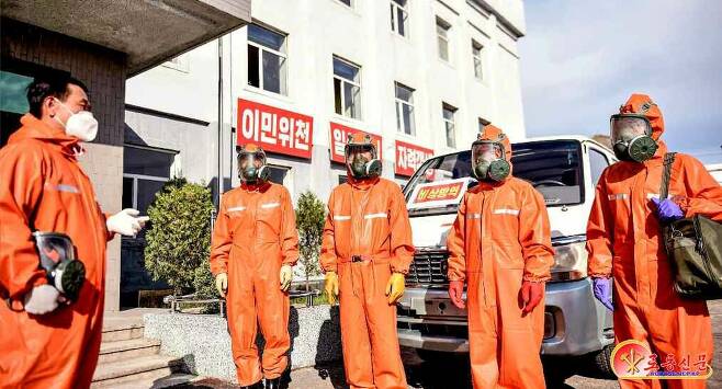 북한 노동당 기관지 노동신문은 25일 코로나19에 대한 방역체계를 유지하고 있는 각지를 소개했다. 사진은 방역을 준비 중인 청진시 포항구역. /뉴스1