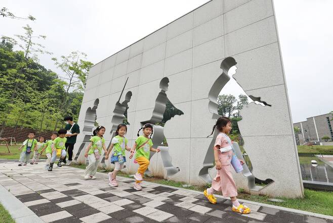 6·25전쟁 72주년을 하루 앞둔 지난 24일 오전 경기도 오산시 죽미령평화공원을 찾은 어린이들이 공원을 걷고 있다. /연합뉴스