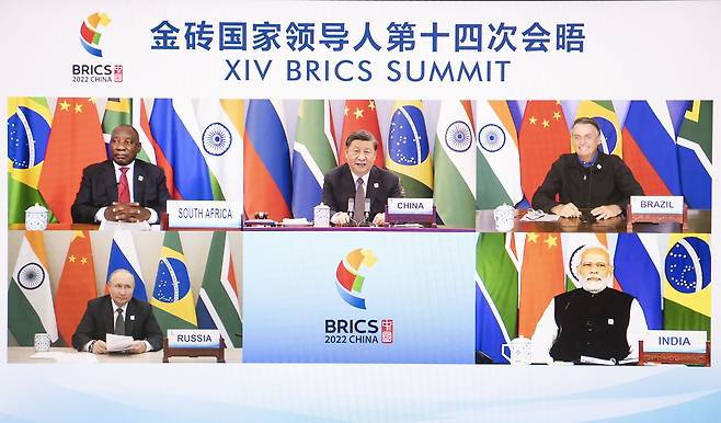 시진핑(화면 위 가운데) 중국 국가주석이 23일 화상으로 열린 제14차 브릭스(BRICS·브라질, 러시아, 인도, 중국, 남아공 등 신흥 경제 5개국) 국가 정상회의를 주재하고 있다.
