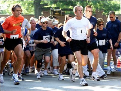 2002년 ’더 건강한 미국‘ 캠페인의 일환으로 열린 3마일 경주대회에서 1번을 달고 달리는 조지 W 부시 대통령. 오른쪽으로 2번의 부인 로라 여사도 보인다. 조지 W 부시 대통령 센터 홈페이지