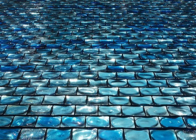 장 미셸 오토니엘, 푸른 강, 2022, 청색 인도 유리 벽돌, 26×7.1m, 서울시립미술관 제공