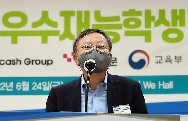 양승욱 전자신문사 사장이 축사를 하고 있다.