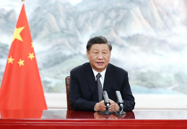 시진핑 중국 국가주석이 22일 베이징에서 브릭스(BRICS: 브라질·러시아·인도·중국·남아공) 비즈니스 포럼 개막식 화상 기조연설을 하고 있다. 베이징=신화 뉴시스