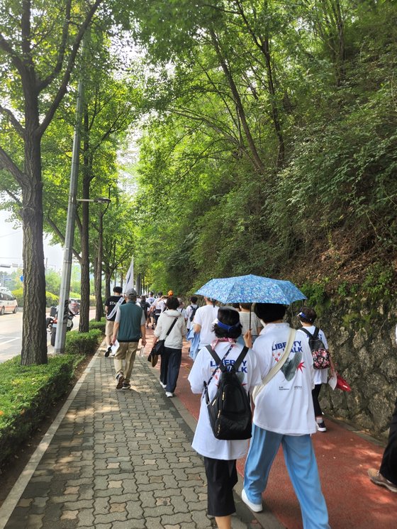 6·25전쟁 72주년인 25일 서울 용산구 전쟁기념관에서 열린 '리버티 워크'(Liberty Walk) 걷기 행사에서 참가자들이 국립중앙박물관쪽으로 행진하고 있다. 위문희 기자