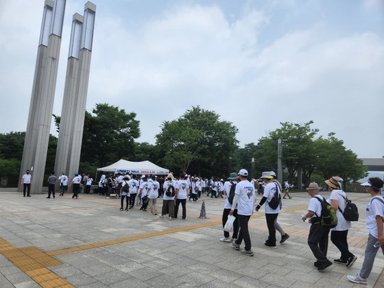 6·25전쟁 72주년인 25일 서울 용산구 전쟁기념관을 출발해 1시간 만에 국립중앙박물관에 도착한 '리버티 워크'(Liberty Walk) 행사 참석자들. 위문희 기자