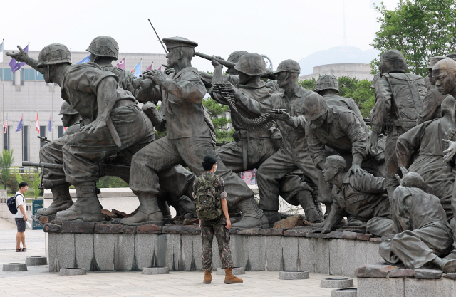 ▲ 6·25 전쟁 72주년인 25일 서울 용산구 전쟁기념관을 찾은 한 장병이 조형물을 살펴보고 있다.[연합뉴스]