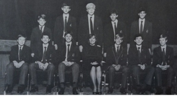 1985년 남아프리카공화국 요하네스버그의 브라이언고 재학 시절 일론 머스크(맨 왼쪽). 학창시절 심한 괴롭힘을 당한 머스크는 이후 프리토리아남고로 전학한다.
