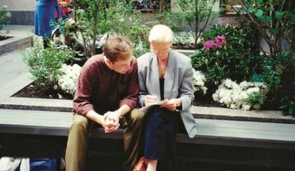 1995년 뉴욕에서 첫째 아들 일론과 다정한 한때. 메이는 일론에게 책 원고를 보여주며 조언을 구했다. 평생 돌봐야할 것 같던 아이들은 어느새 엄마의 가장 큰 조력자가 되었다. /사진=메이 머스크 인스타그램