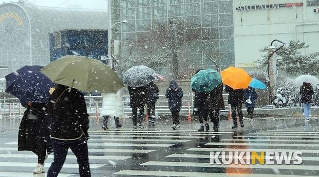 지금 한국경제는 말그대로 우중충한 장마를 맞이한 상황입니다. 이런 시기면 항상 금융사들은 시민들의 우산을 뺏는다는 지적이 나옵니다.   쿠키뉴스DB