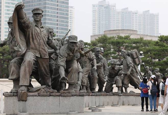 6·25 전쟁 72주년인 25일 서울 용산구 전쟁기념관을 찾은 시민들이 조형물을 살펴보고 있다.   사진=연합뉴스