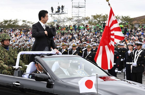 = 아베 신조 전 일본 총리가  사이타마 현의 아사카에 있는 육상자위대 훈련장에서 열린 자위대 사열식에 참석하고 있는 모습. 그는 이날 자위대의 존재를 헌법에 명기해 '전쟁 가능한 국가'로 개헌을 추진하겠다는 의지를 또 드러냈다.   (C) AFP=뉴스1