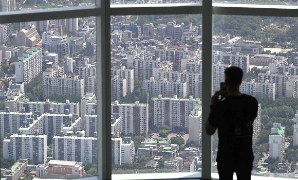 사진은 서울 송파구 롯데월드타워 전망대 서울스카이에서 바라본 서울 시내 아파트 모습./사진=뉴스1