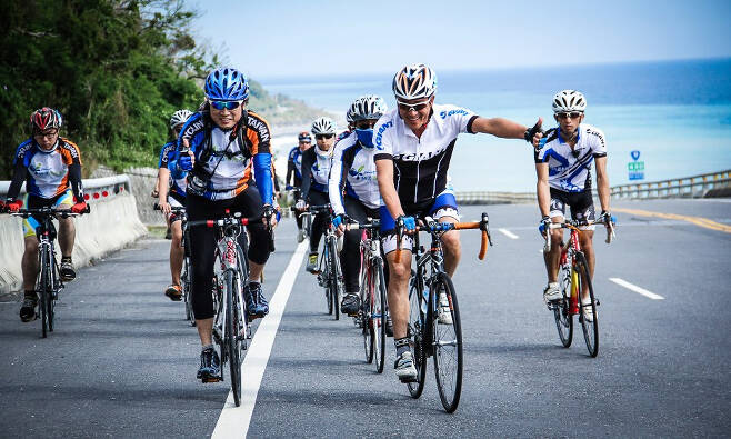 대만 자이언트 자전거 동호회원들이 대만동부 해안선따라 자전거 하이킹을 즐기고 있다.