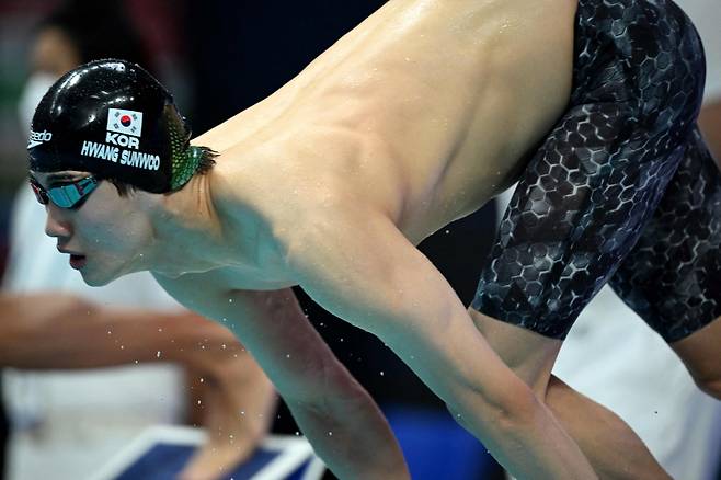 수영선수 황선우(19)가 20일(현지시간) 헝가리 부다페스트 두나 아레나에서 개최된 2022 국제수영연맹(FINA) 세계선수권대회 남자 자유형 200m 결승전을 준비하고 있다. [연합]