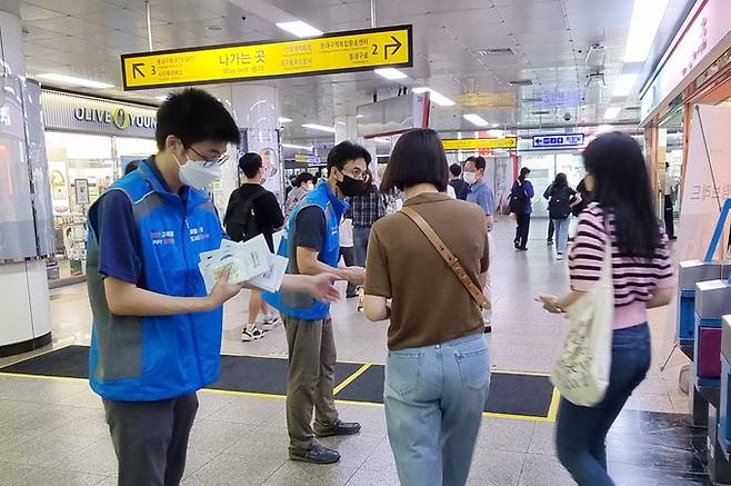 직원들이 날씨 경영과 관련해 시민들에게 홍보물을 나눠 주고 있다. 대구도시철도공사 제공