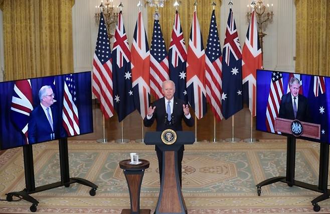 지난해 9월 조 바이든 미국 대통령(가운데)이 미국·영국·호주 3국 동맹 ‘오커스’ 결성을 발표하는 모습. 미국은 최근 여기에 영국·일본을 더한 5개국으로 구성된 ‘푸른 태평양 협력체’(PBP)를 발족시켰다. 세계일보 자료사진