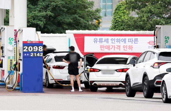 지난 19일 경기도 용인시 경부고속도로 부산방향 기흥휴게소 주유소에서 차량이 주유를 위해 줄을 서 있다.연합뉴스