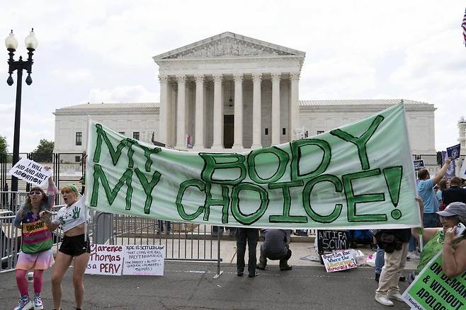 연방대법원 앞에서 시위하는 낙태 옹호론자들 [워싱턴 AP=연합뉴스]