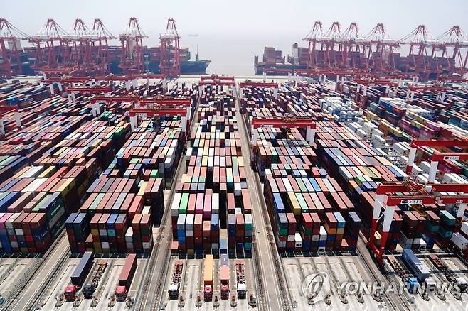 (신화=연합뉴스) 세계 최대 컨테이너 항구인 중국 상하이 양산항의 지난달 17일 모습. 2022.6.25.