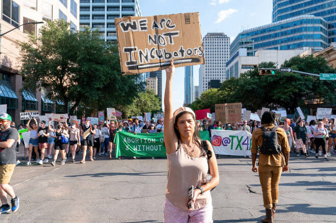 25일(현지시간) 미국 텍사스주 오스틴에 모인 낙태권 보장을 주장하는 시위대.(사진=AFP)
