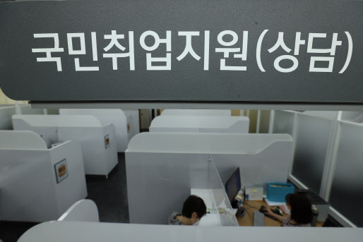 서울남부고용센터를 찾은 시민이 국민취업지원 상담을 하고 있다.(사진=연합뉴스)