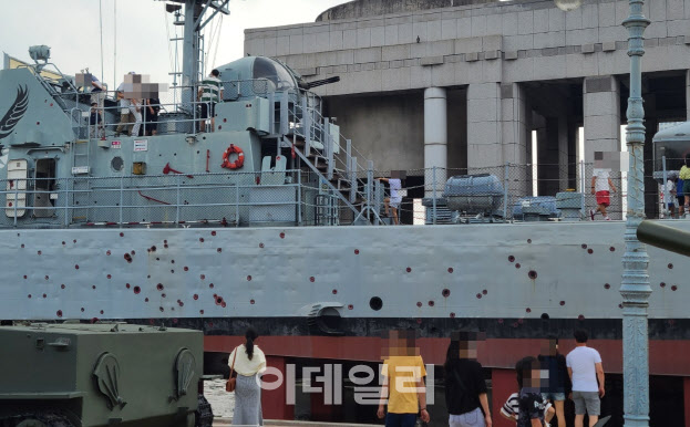 25일 오후 서울 용산구 전쟁기념관에 방문객들이 전시된 조형물을 관람하고 있다.(사진=이용성 기자)