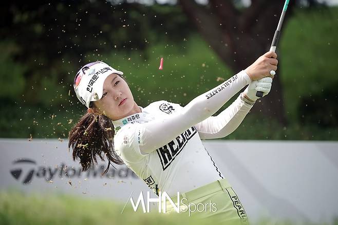 박현경이 11번홀 티샷에서 티와 디봇을 함께 날리고 있다. ⓒMHN스포츠 박태성 기자