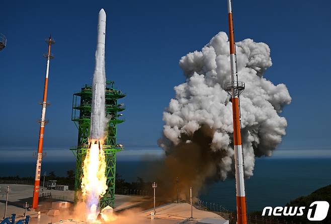 순수 국내기술로 제작된 한국형 최초 우주발사체 '누리호'(KSLV-Ⅱ)'가 21일 전남 고흥군 나로우주센터에서 발사되고 있다. 누리호는 두번째 도전 끝에 발사에 성공했으며 이로써 우리나라는 세계 7번째로 1500kg급 실용 위성을 지구 저궤도(600~800㎞)에 수송할 수 있는 능력을 확보한 국가가 됐다. 2022.6.21/뉴스1 © News1 사진공동취재단
