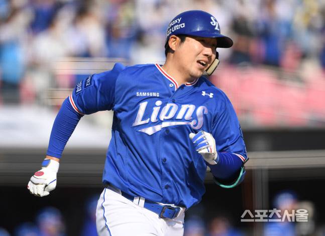 삼성 최영진이 4월2일 수원 KT위즈 파크에서 열린 2022 KBO리그 KT와의 개막전에서 타격 후 1루로 달리고 있다. 수원 | 박진업기자 upandup@sportsseoul.com