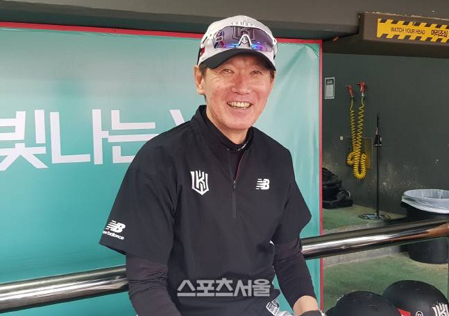 이강철 KT 감독이 26일 수원KT위즈파크에서 열리는 2022 신한은행 SOL KBO리그 LG와의 경기 전 만나 건강하게 회복했다며 환하게 웃고 있다. 수원=김민규 기자 kmg@sportsseoul.com