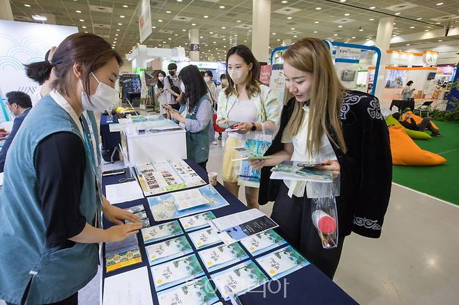 템플스테이에 대해 설명을 듣는 관람객들