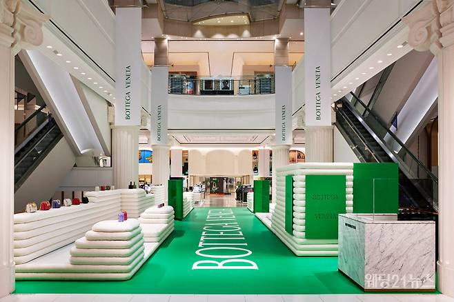 사진 : 보테가 베네타(BOTTEGA VENETA) 신세계 백화점 강남점 아이콘 팝업스토어 (사진제공 : 보테가 베네타)