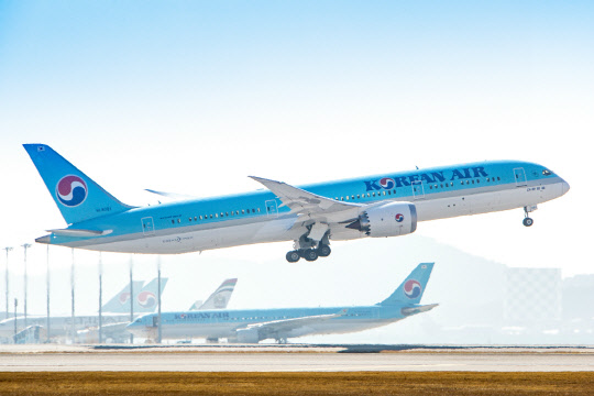 대한항공과 아시아나항공이 통합을 앞두고 마일리지 사용처 확대에 나서고 있다. 사진은 대한항공 보잉 787-9. <대한항공 제공>