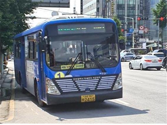 인천시는 도로변 미세먼지를 줄이기 위해 버스 전면에 미세먼지 흡착필터를 부착한 시내버스를 이달 초부터 시범 운행 중이다. 사진은 미세먼지 흡착필터 부착 시내버스 전경.