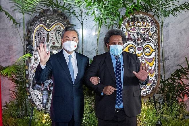 3일 파푸아뉴기니 포트모르즈비에서 왕이 중국 외교부장(왼쪽)과 소로이 에오이 파푸아뉴기니 외교장관이 손을 들어 인사하고 있다. 포트모르즈비/신화 연합뉴스