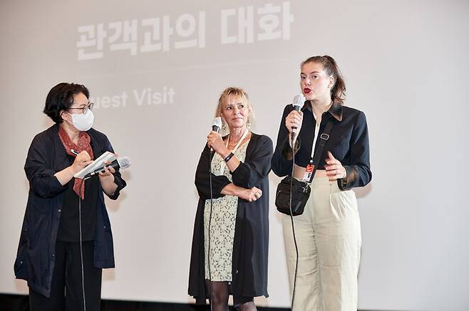 24일 오후, 강원도 평창군 대관령면의 평창국제평화영화제 어울마당에서 열린 관객과의 대화에서 영화 <더 팸>의 배우 클라우디아 그롭(가운데), 아나이스 울드리(오른쪽)이 참석한 모습. 평창국제평화영화제 제공