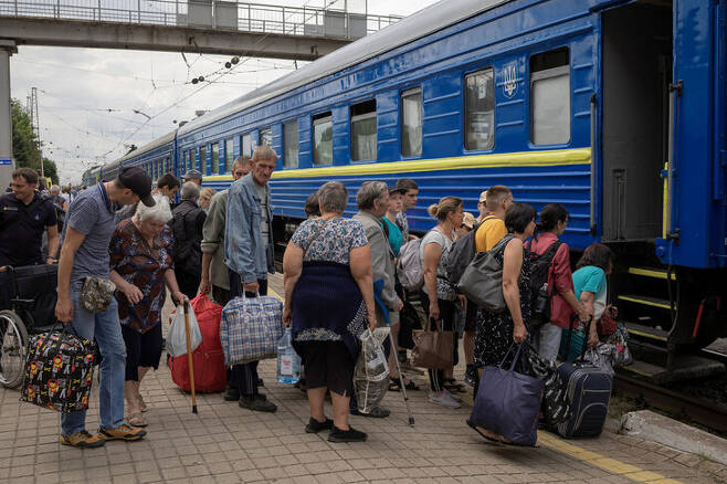 우크라이나 동부 루한스크주의 핵심 도시 세베로도네츠크가 25일 러시아군에 함락된 가운데 동부 지역 주민들이 서쪽으로 대피하기 위해 기차를 타고 있다. 포크로우스크/로이터 연합뉴스