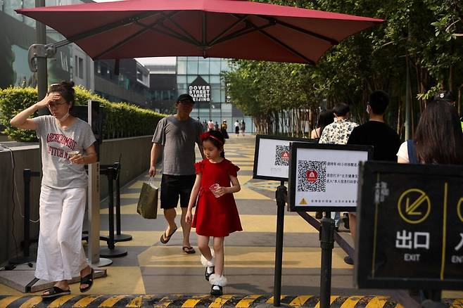 2022년 6월3일 중국에선 건강코드를 체크해야 쇼핑 센터를 출입할 수 있다. REUTERS