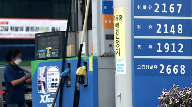 고공행진을 보이고 있는 기름값이 7주 연속 상승했다. 사진은 26일 오후 서울 시내 한 주유소에 휘발유 및 경유 가격표 모습. 뉴시스
