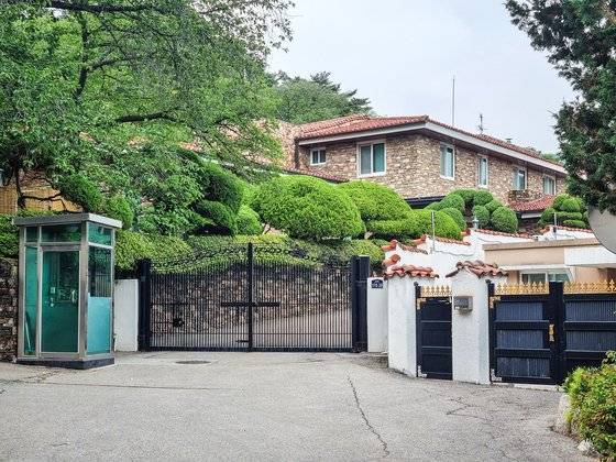 서울 종로구 삼청동 헌법재판소장 공관 모습. 대지 2810㎡(850평), 임야 8522㎡(2578평)의 넓은 부지 위에 자리 잡고 있다. 이수민 기자