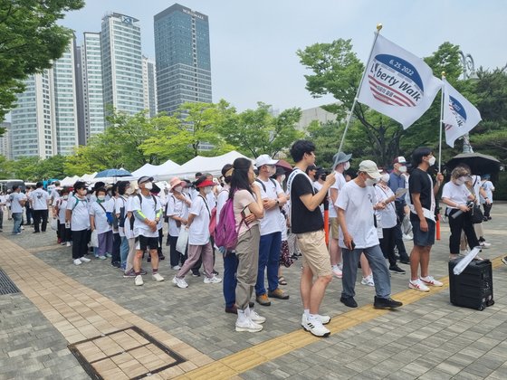 리버티워크 서울 걷기 행사에 참여한 참석자들이 미군 용사들의 희생에 감사한 마음을 표시하며 전쟁기념관에서 국립중앙박물관까지 약 4km의 걷기 행사를 진행했다. [부영그룹]